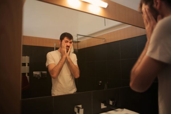 Maintaining a clean and healthy mane isn’t just about scrubbing and rinsing. Rather, it’s about building the right beard hygiene routine. Unfortunately, many guys unknowingly make small mistakes that can lead to irritation or dull-looking facial hair. Below are the most common beard washing missteps and how to avoid them to keep your beard fresh, soft, and strong.