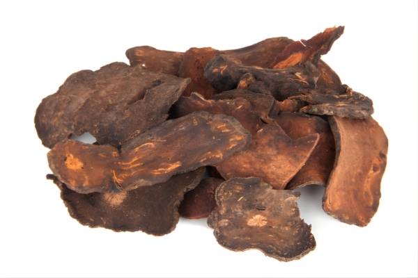 Key Antioxidants with Potential Anti‑Graying Effects Pile of dried He Shou Wu root on a white background, a traditional herb rich in antioxidants commonly used in science-backed approaches to slow down premature graying and support hair vitality.