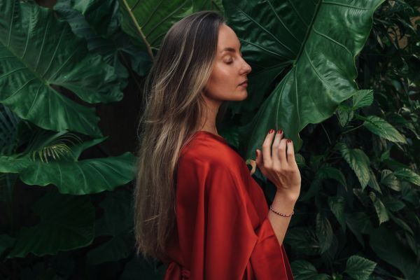 When it comes to coloring your hair safely, Mayraki stands out as a gentler alternative. Free from sulfates, parabens, and harsh chemicals, it’s formulated with herbal ingredients that nourish your hair while delivering vibrant color. Unlike conventional dyes that can cause irritation, Mayraki is designed specifically for sensitive scalps, reducing the risk of discomfort. However, even with its mild formulation, performing a patch test for hair dye shampoo is always recommended to ensure compatibility with your skin. Taking this simple precaution helps you enjoy beautiful, worry-free color with confidence.